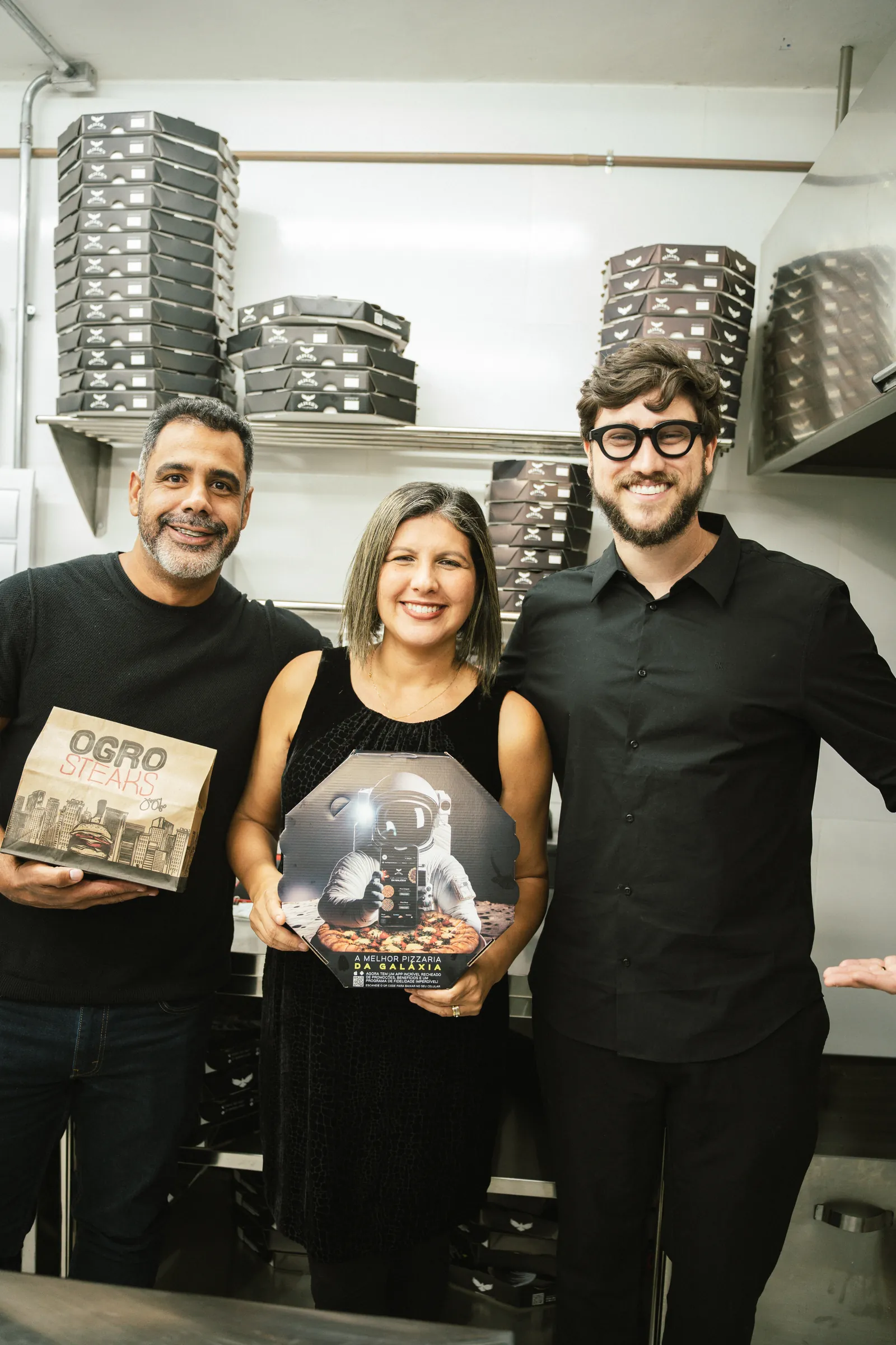 Equipe de uma unidade do grupo na cozinha, com as embalagens das marcas