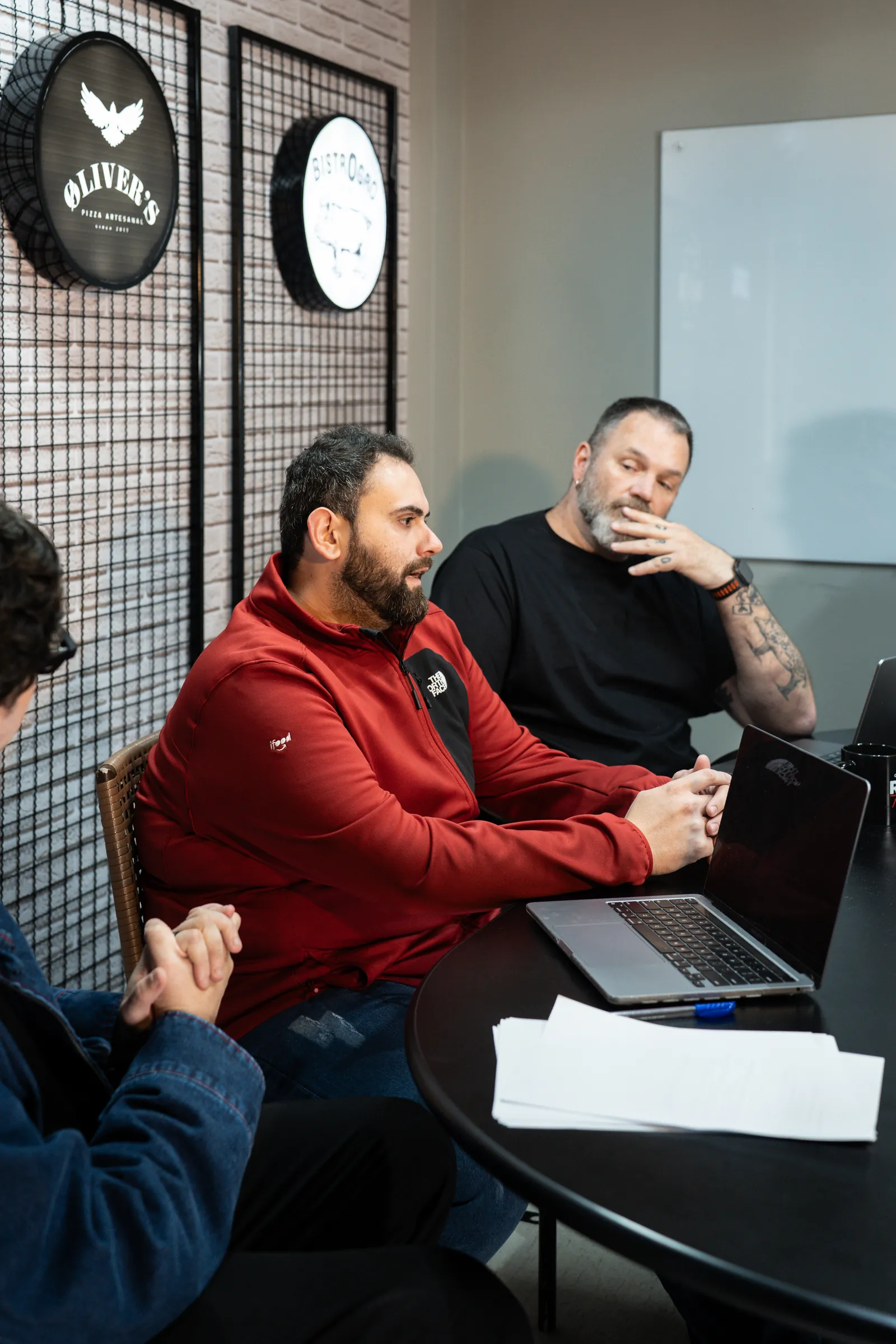 Sócios do Grupo Rob Food reunidos à mesa discutindo a expansão